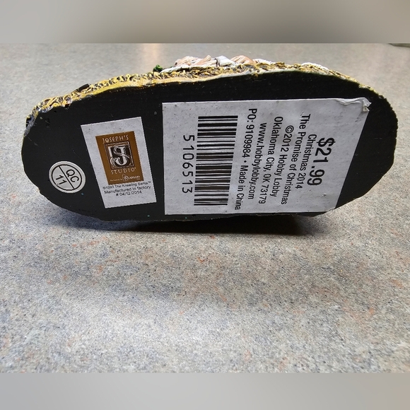 Kneeling Santa with Baby Jesus Ceramic Figure Christmas Nativity - Picture 6 of 8